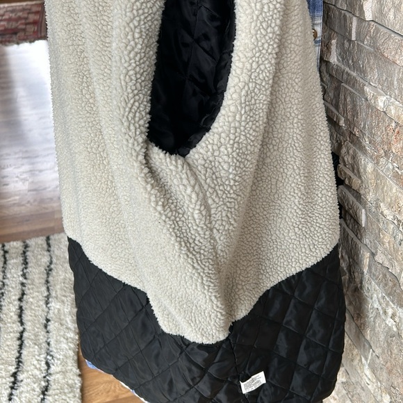 Field & Forest blue gray red plaid sherpa lined insulated snap flannel jacket - Picture 12 of 16